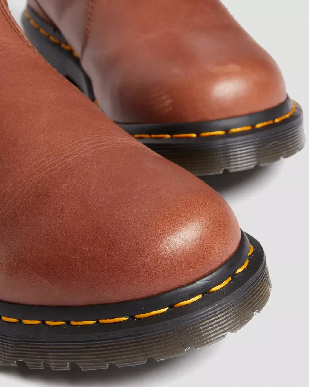 Bottes Dr Martens 2976 Leonore Farrier en marron selle